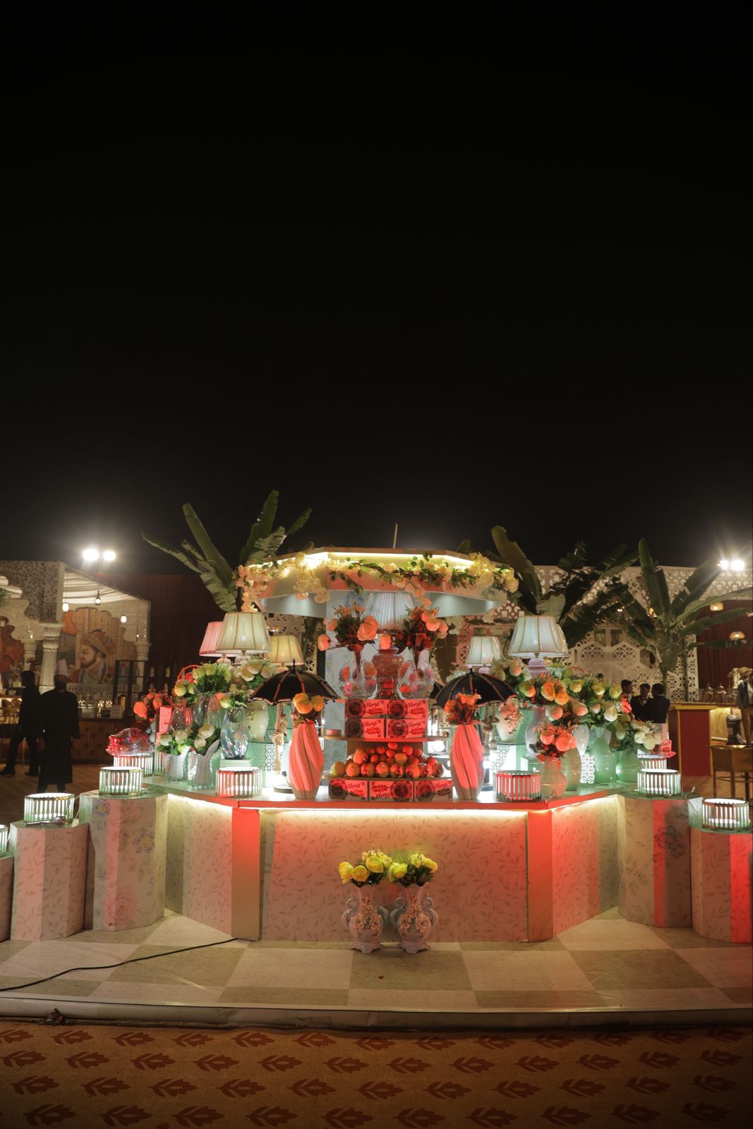 A floral bar in coral and ivory